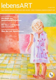 Titelbild der Zeitschrift „lebensART“ mit einem Gemälde eines blondes Kindes im hellen Sommerkleid auf buntem Fliesenboden, im Hintergrund Wand in Grün- und Gelbtönen, Fokus auf Kunst und Kreativität.