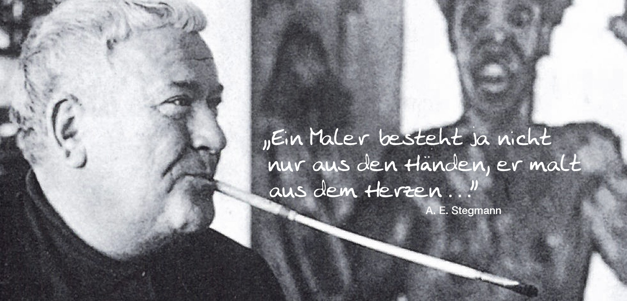 Schwarzweißfoto eines älteren Mannes mit Pinsel im Mund vor einem Gemälde, Text: „Ein Maler besteht ja nicht nur aus den Händen, er malt aus dem Herzen…“ – inspirierendes Künstler-Zitat für Kunstliebhaber