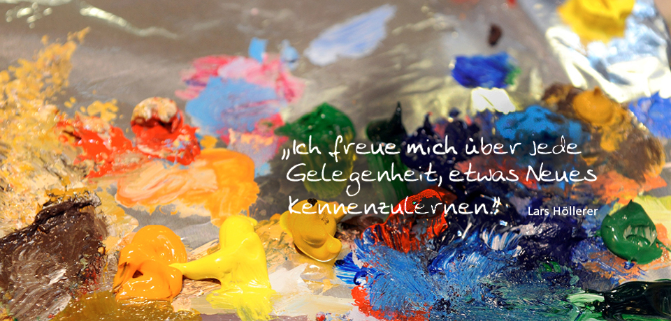 Bunte Farbkleckse auf einer Palette, darunter Gelb, Rot, Orange, Grün, Blau und Braun. In der Mitte steht ein Zitat: „Ich freue mich über jede Gelegenheit, etwas Neues kennenzulernen.“ – Lars Höllerer.