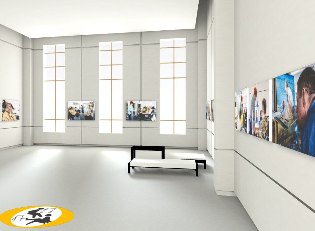 Modern barrierefreie Kunstausstellung mit weißen Wänden, großen Fenstern, Fotografien an den Wänden, Sitzbank in der Mitte und gelbem Leitsystem für Blinde am Boden, ideal für inklusives Museumserlebnis.