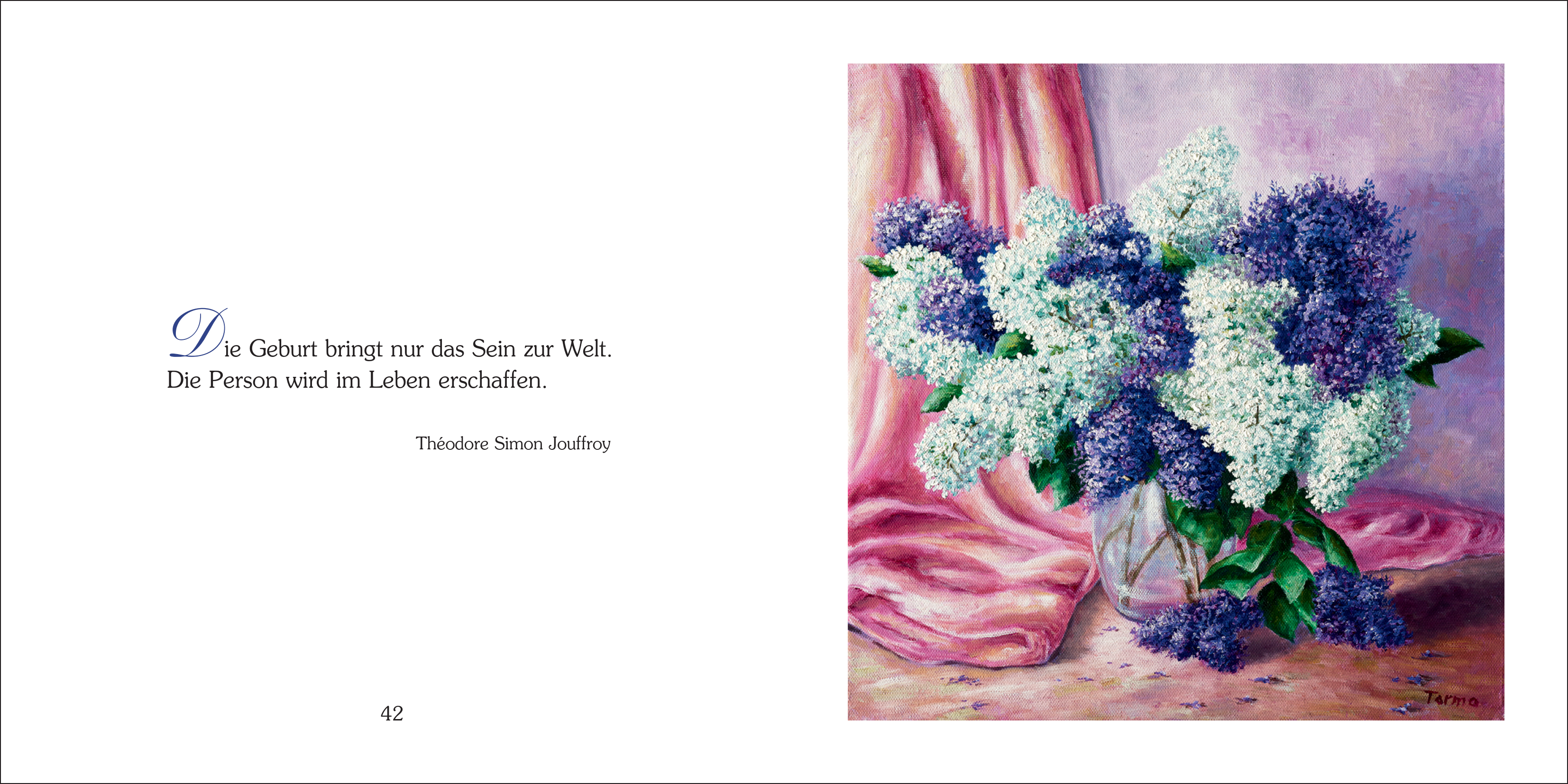 Aufgeschlagenes Geschenkbuch, links Aphorismus „Die Geburt bringt nur das Sein zur Welt…“ von Jouffroy, rechts bunte Illustration: lila und weiße Fliederblumen in Vase vor rosa Tuch. Format 14x14 cm.