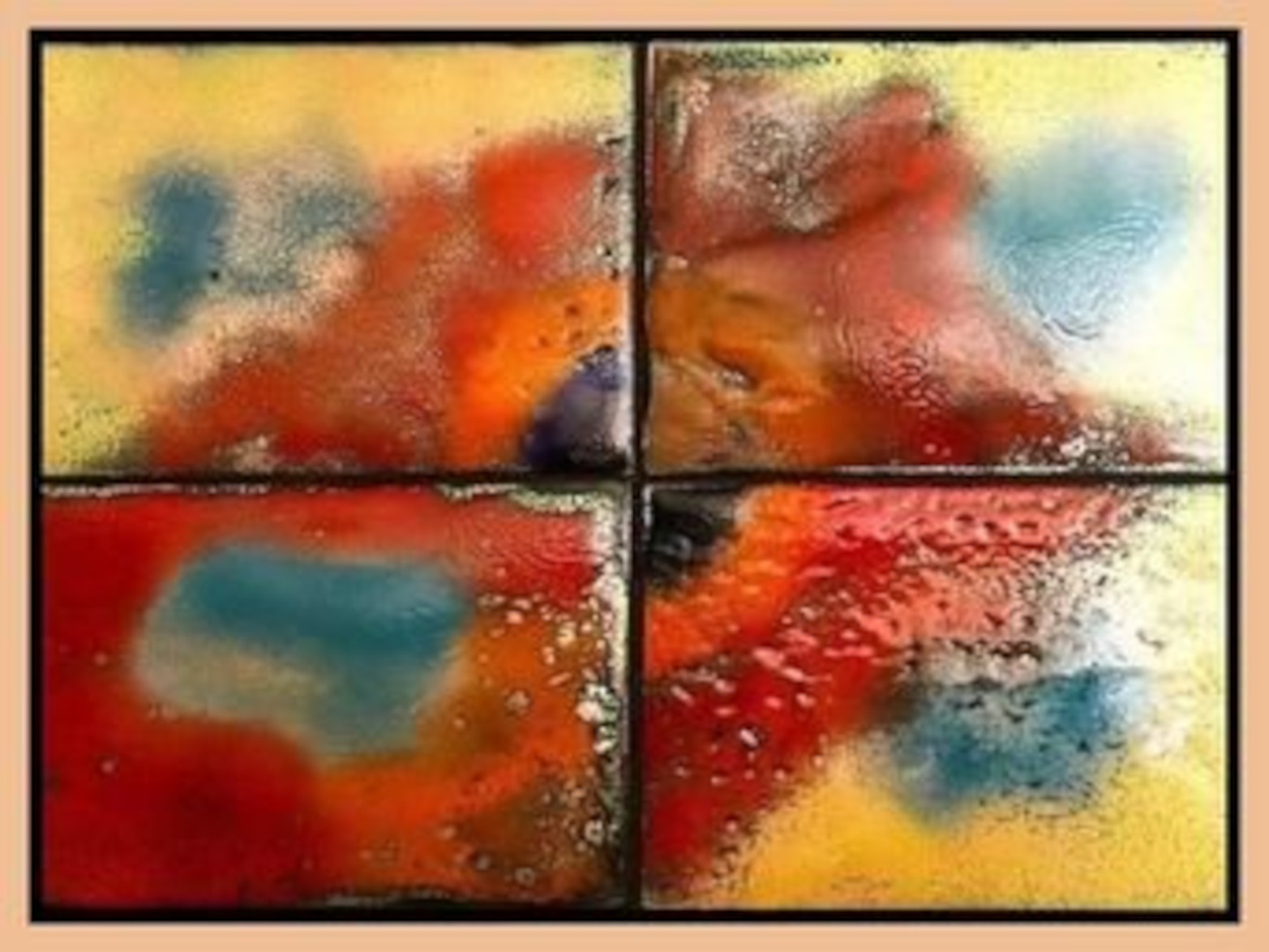 Das abstrakte Emaille-Bild 'Farbspiel' von Werner Mittelbach zeigt ein in vier Quadrate unterteiltes Kunstwerk. Die lebendigen Rot-, Orange-, Gelb- und Blautöne präsentieren die charakteristische Textur und die intensiven Farben der Emaille-Technik.