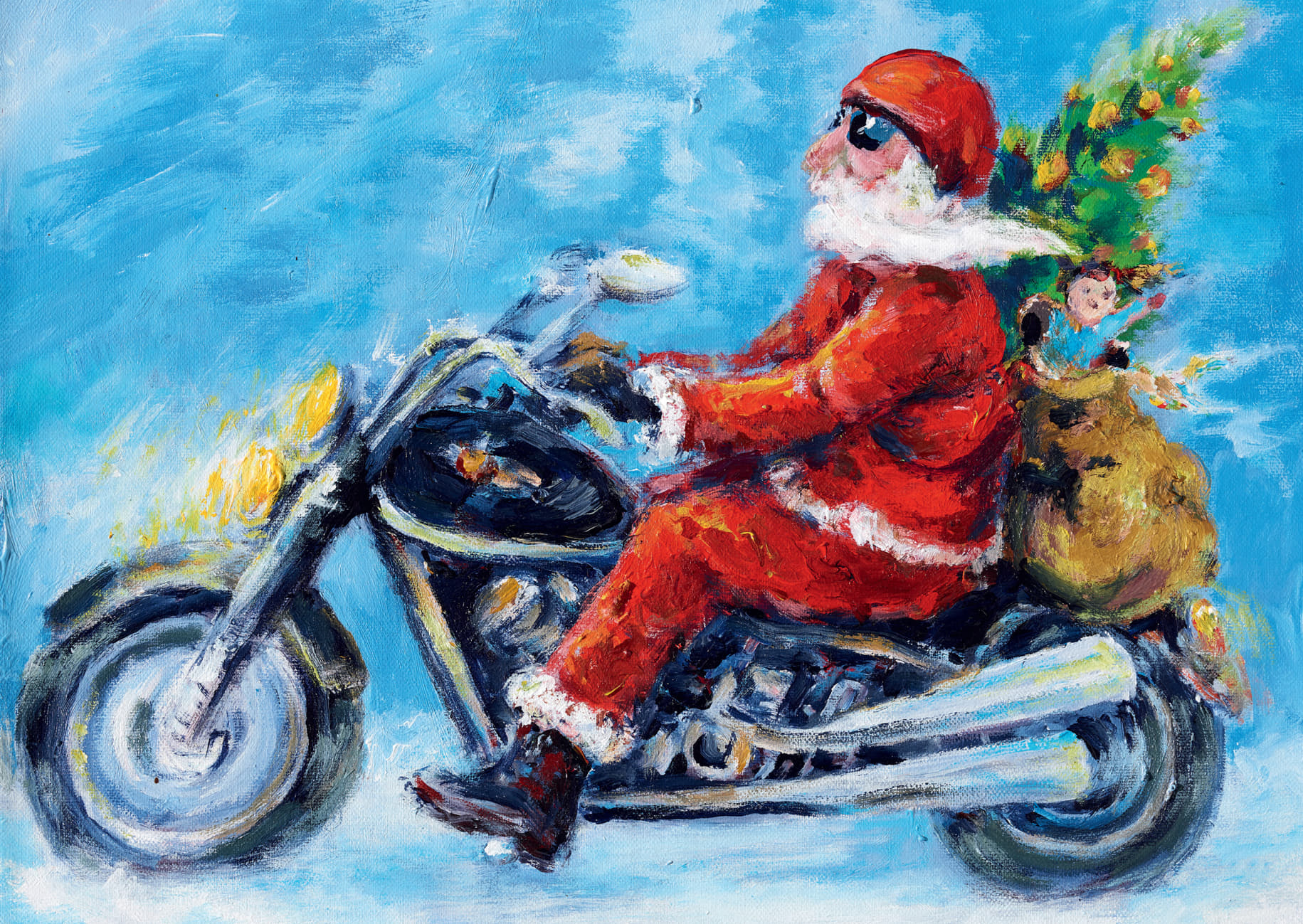 Weihnachtsmann mit roter Mütze und Sonnenbrille sitzt auf einem Chopper-Motorrad mit Weihnachtsbaum im Gepäck vor blauem Himmel. Lustig-verspielt.