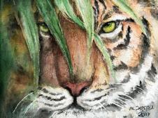 Detailreich gemaltes Tigerporträt mit intensiven gelb-grünen Augen, teils vom grünem Gras verdeckt; perfekt als ausdrucksstarkes Wildtier-Kunstwerk oder Tierbild-Dekoration für Wohnzimmer, Büro oder Kinderzimmer