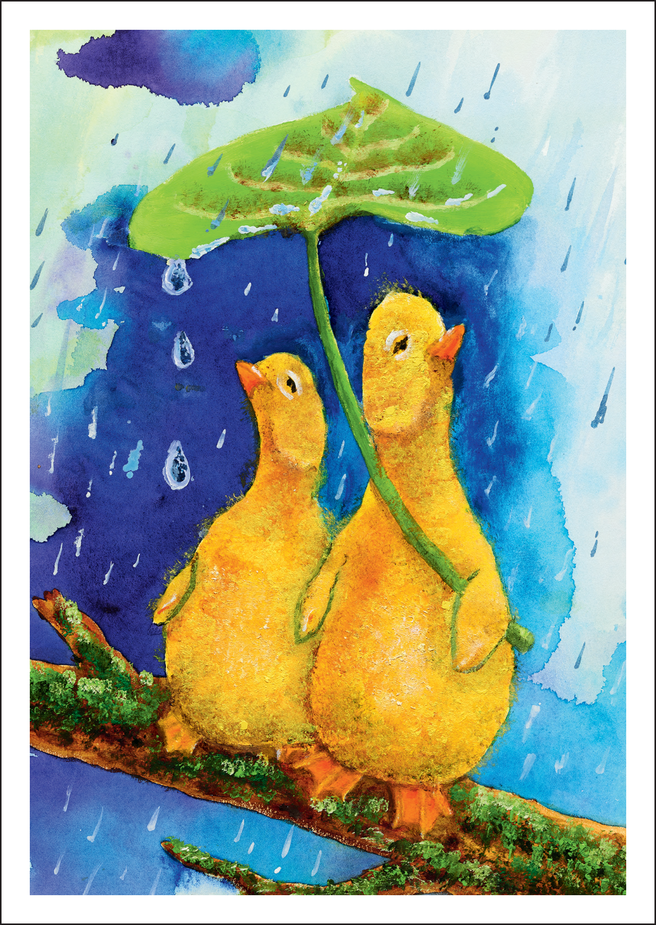 Fröhlich im Regen (2407) Bunte Postkarte mit Motiv von zwei gelben Entenküken, die bei Regen dicht nebeneinander auf einem Ast sitzen und sich unter einem grünen Blatt vor Regentropfen schützen. Kunst von Farshad Pezeshki.