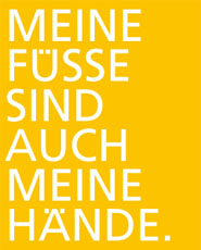 Gelbes Quadrat mit weißer, großer Schrift: „Meine Füße sind auch meine Hände.“ Ideal für barrierefreie Kommunikation, Inklusion und Empowerment von Menschen mit Behinderung. Optimales Motiv für Awareness-Produkte im Onlineshop.