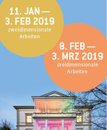 Plakat mit Datumshinweisen zu Kunstausstellungen: 11. Jan – 3. Feb 2019 für zweidimensionale Arbeiten, 8. Feb – 3. Mrz 2019 für dreidimensionale Arbeiten, im Vordergrund Villa mit bunter Lichtinstallation.