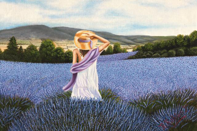 Mächen im Lavendel (13518) Frau mit weißem Kleid und goldfarbenem Helm steht in endlosem Lavendelfeld, umgeben von lila Blüten, grünen Hügeln und blauem Himmel – kunstvolles Puzzle mit 1000 Teilen, inspiriert vom Mundmaler Rogelio Robles Torres.
