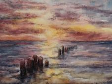 Gemälde von Sonnenuntergang am Meer mit pastellfarbenem Himmel, ruhigem Wasser und Holzpfählen im Vordergrund. Stimmungsvolle Maritime Wanddekoration, ideal als Kunstbild für Wohnzimmer, Schlafzimmer oder Büro.