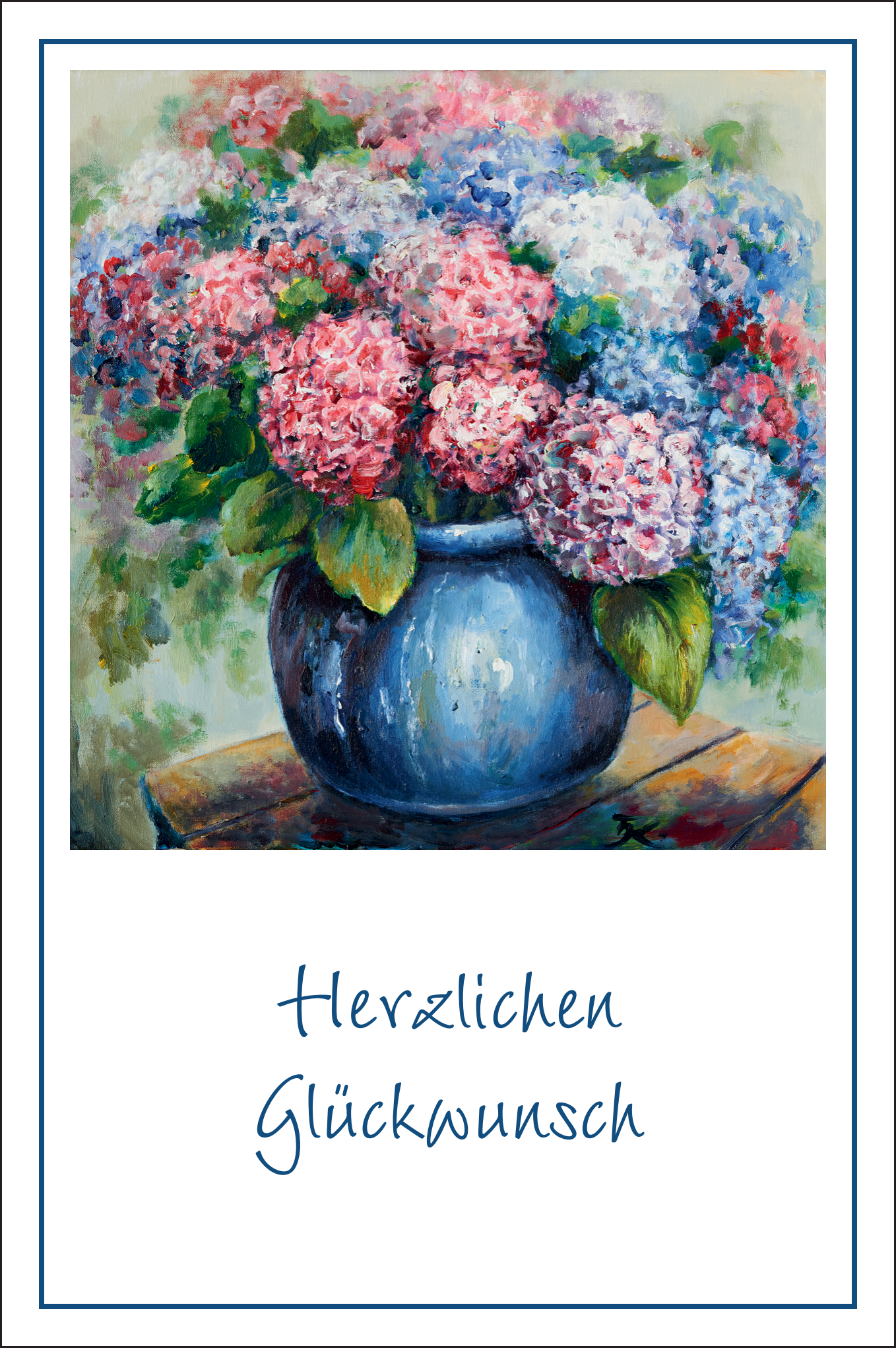 Hortensienblüten (2404) Farbenfroher Strauß mit rosa, blauen und weißen Hortensien in einer blauen Vase auf Holztisch, gemalt vom deutschen Mundmaler Thomas Kahlau. Unter dem Bild steht in Handschrift „Herzlichen Glückwunsch“.