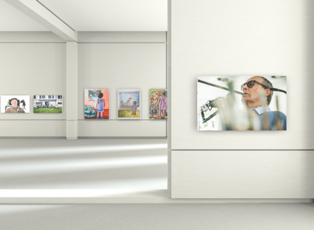 Helle moderne Kunstgalerie mit mehreren bunten Gemälden an weißen Wänden, darunter Porträts und Kinderbilder, barrierefreier Ausstellungsraum mit großem Fenster und natürlichem Lichteinfall, inklusives Galeriedesign