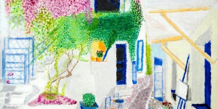 Gemälde mediterraner Innenhof mit blühender Bougainvillea, grünem Kletterpflanzenbewuchs, weißen Wänden, blauen Türen und Fenstern, Kopfsteinpflaster, kleiner Sitzgruppe und Tageslicht – mediterrane Wandkunst für stilvolle Wohnräume.