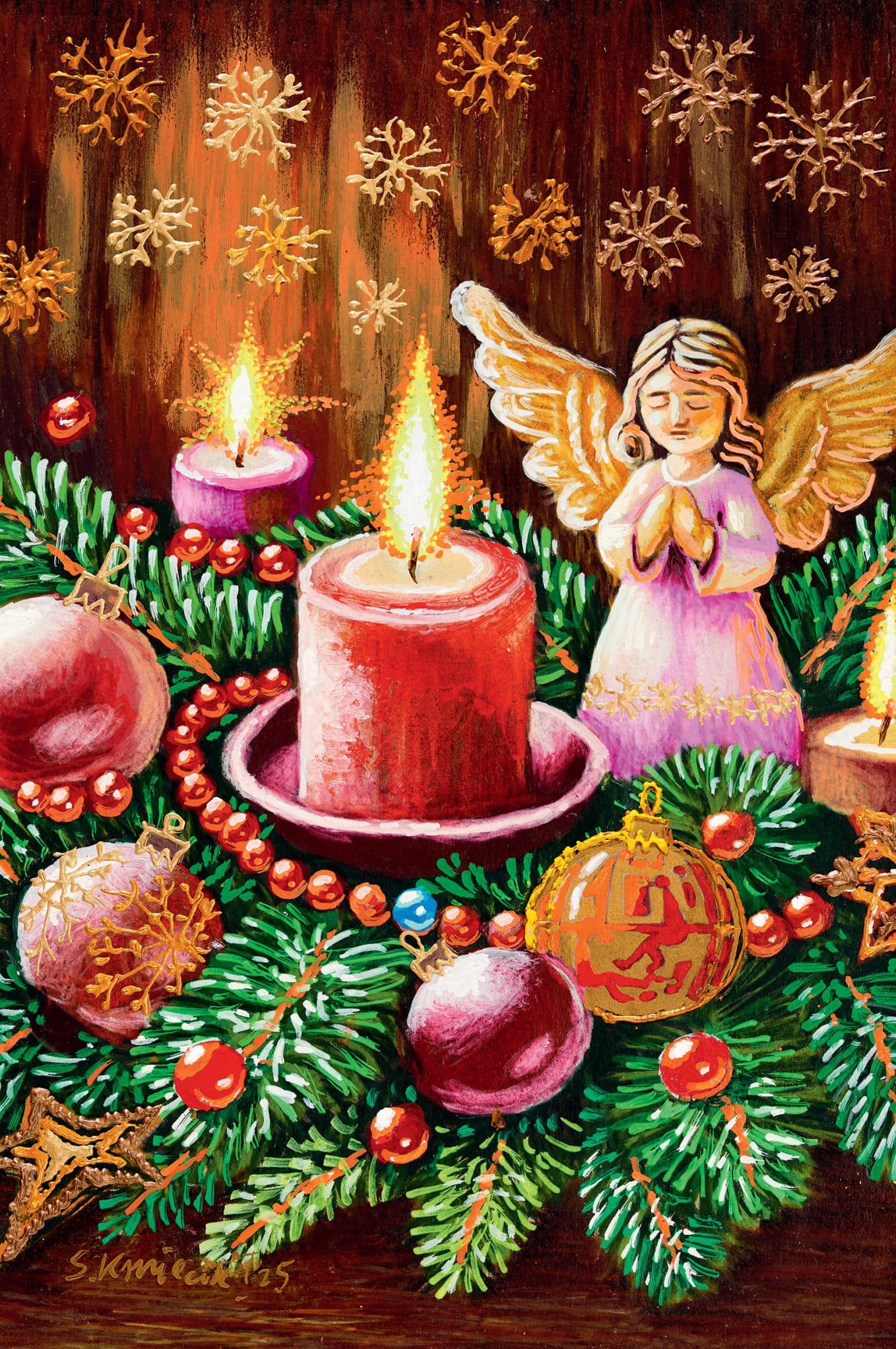 Engelsfigur in Pink-Weiß neben brennender roter Kerze, umgeben von grünen Tannenzweigen, goldenen Schneeflöckchen und Weihnachtskugeln auf dunklem Holz. Festlich-verspielt.