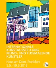 Buntes Gemälde stilisiert Gebäude und Bäume, gelber Rahmen mit Text: Internationale Kunstausstellung mund- und fußmalende Künstler, Haus am Dom Frankfurt, 5.5.–19.6.2015. Ideal für barrierefreie Kunst- und Ausstellungssuche.