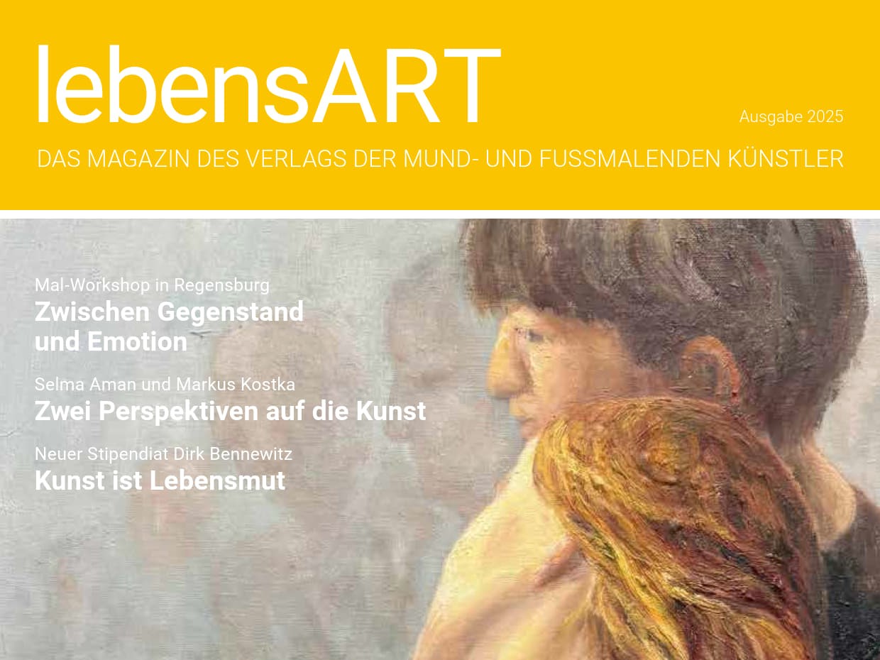 Titelbild des Magazins lebensART 2025 zeigt ein Gemälde, auf dem zwei Personen sich umarmen; gelbes Titelband mit Text „Das Magazin des Verlags der Mund- und Fussmalenden Künstler“, Themen zu Kunst und Emotion.