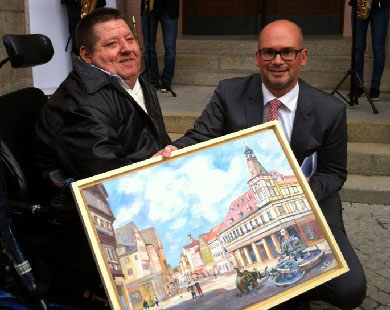 Bild Jubiläumsgeschenk übergeben alt tag of image