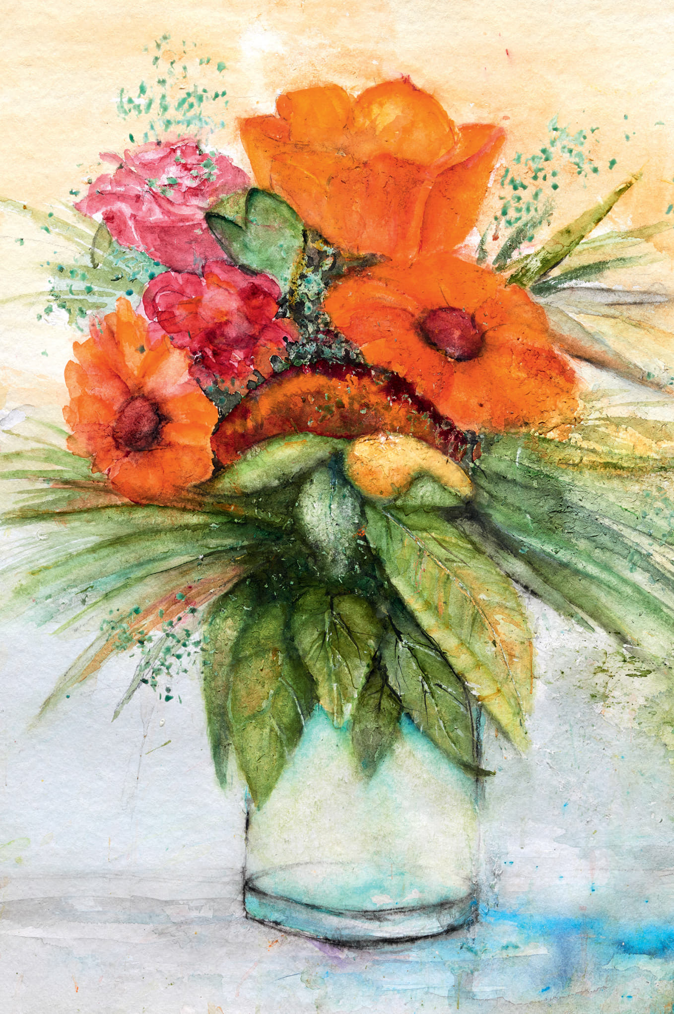 Leuchtende Farbexplosion in zarter Vase gefangen. Mohnblüten und Wildblumen tanzen in warmen Orange- und Rosatönen, während aquarellene Pinselstriche die Sommerwärme einfangen.