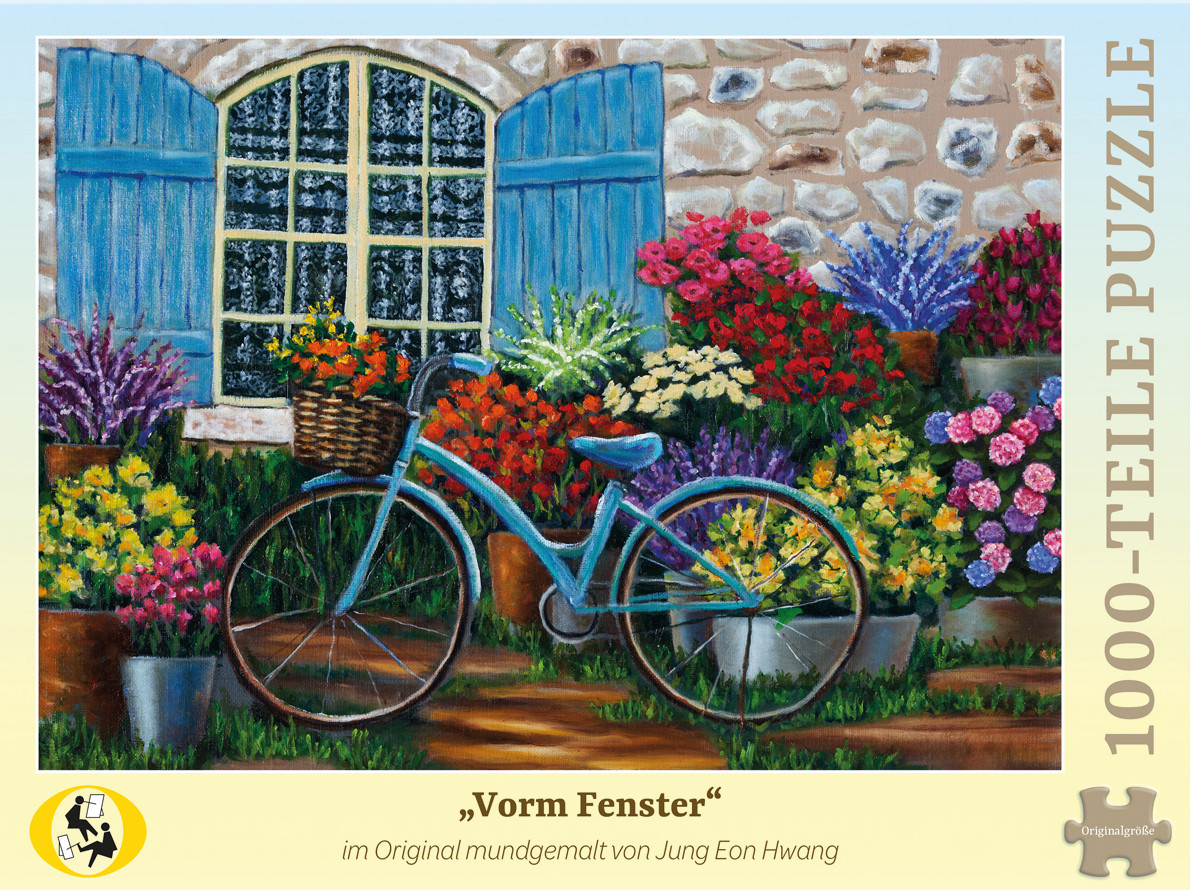 Vorm Fenster (13527) Puzzle mit 1.000 Teilen: Mundgemaltes Motiv von Jung Eon Hwang zeigt einen blühenden Garten mit bunten Blumen, altem Fahrrad und offenem Fenster vor einer Steinwand, detailreich und farbenfroh, ideale Herausforderung für Puzzlefans.