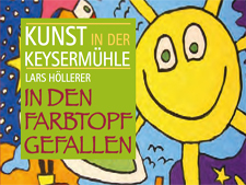 Buntes Plakat mit lachender, gelber Sonne auf kindlichem Gemälde, daneben Text: "Kunst in der Keysermühle, Lars Höllerer, In den Farbtopf gefallen". Perfekt für Kunstausstellungen, kreative Dekoration, Kunstliebhaber.